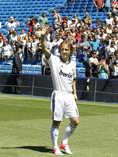 米兰体育总监：亚沙里和莫德里奇关系很好，他经常和莫德里奇交流