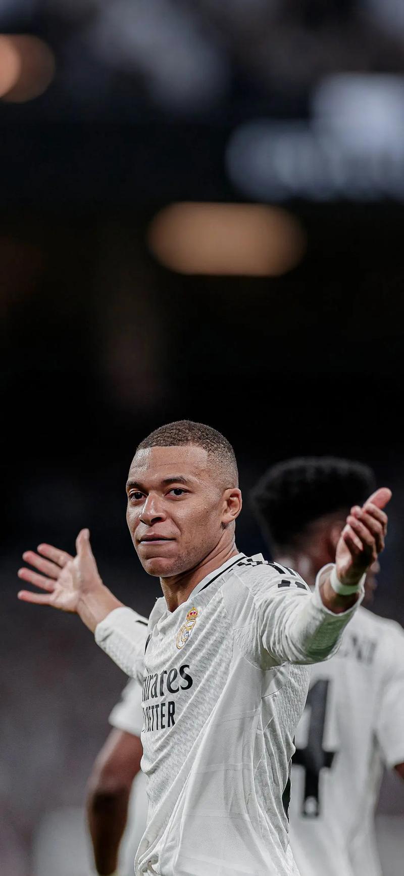 王飞获双料推广人奖，推动中国拳击发展，助力职业拳击繁荣。